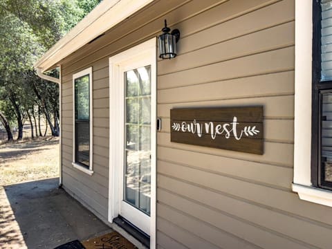 Studio Loft Near Yosemite with Kitchenette Apartment in Oakhurst