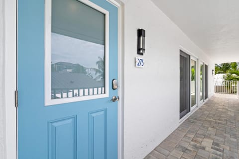 Sea Breeze - Pet Friendly, Located in Siesta Key Village, Steps to Siesta Key Beach! House in Siesta Beach