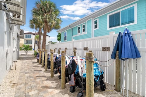 Sea Dream - Pet Friendly, Located in Siesta Key Village, Steps to Siesta Key Beach! House in Siesta Beach