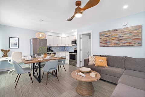 Sea Coast - Pet Friendly, Located in Siesta Key Village, Steps to Siesta Key Beach! House in Siesta Beach