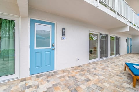Sea Escape - Pet Friendly, Located in Siesta Key Village, Steps to Siesta Key Beach! House in Siesta Beach