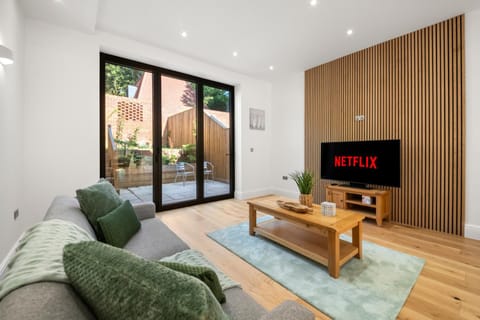 TV and multimedia, Living room, Seating area, Evening entertainment