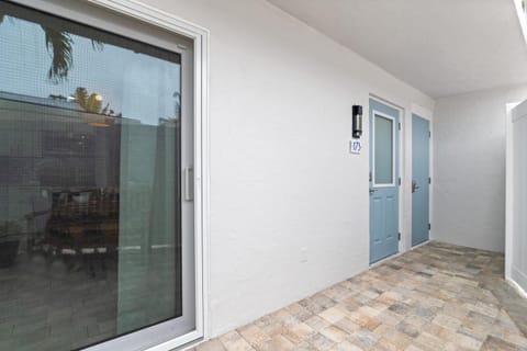 Sea Foam - Pet Friendly, Located in Siesta Key Village, Steps to Siesta Key Beach! House in Siesta Beach