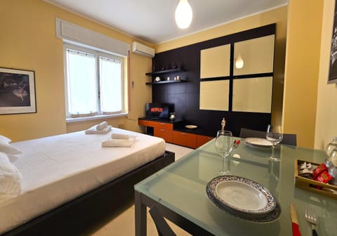 Bed, TV and multimedia, Photo of the whole room, Seating area, Bedroom