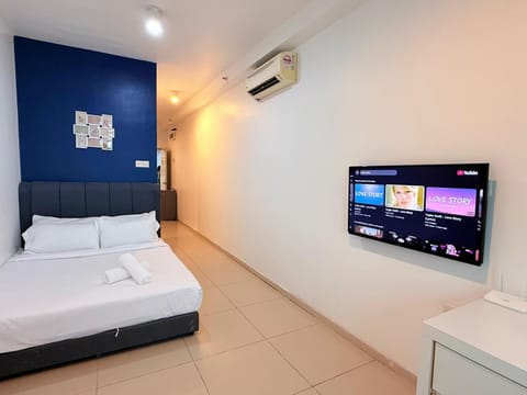 Communal lounge/ TV room, Bed, TV and multimedia, Photo of the whole room, Evening entertainment, Bedroom, air conditioner