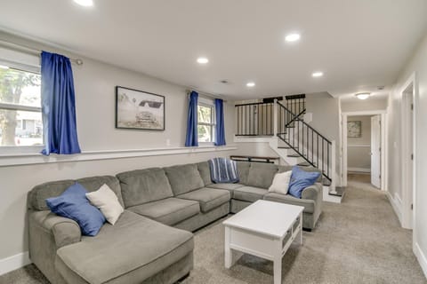 4 Mi to Big Creek State Park Spacious Family Home House in Iowa