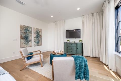 Be A Nomad - Oceanview Luxe, 5BR Retreat Apartment in Jacksonville Beach