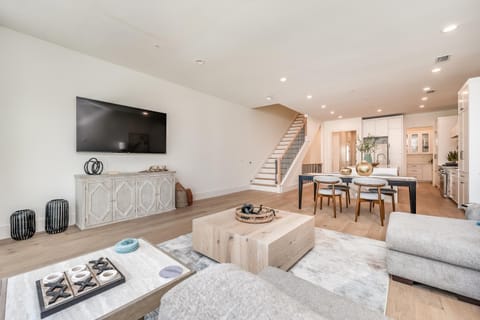 Be A Nomad - Oceanview Luxe, 5BR Retreat Apartment in Jacksonville Beach