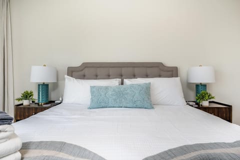 Be A Nomad - Oceanview Luxe, 5BR Retreat Apartment in Jacksonville Beach