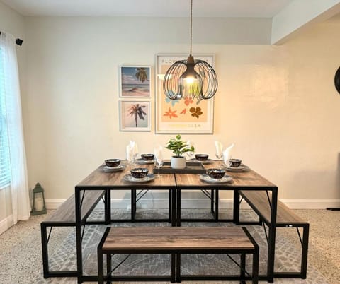 Palm Oasis-Serene Backyard Private Poolside House in Bay Pines