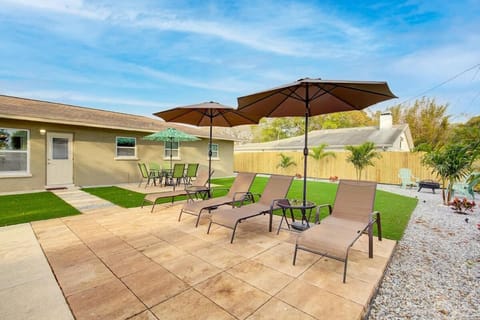 Palm Oasis-Serene Backyard Private Poolside House in Bay Pines