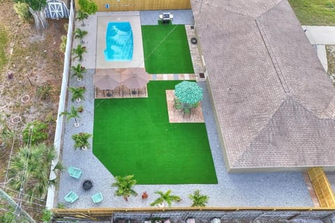 Palm Oasis-Serene Backyard Private Poolside House in Bay Pines