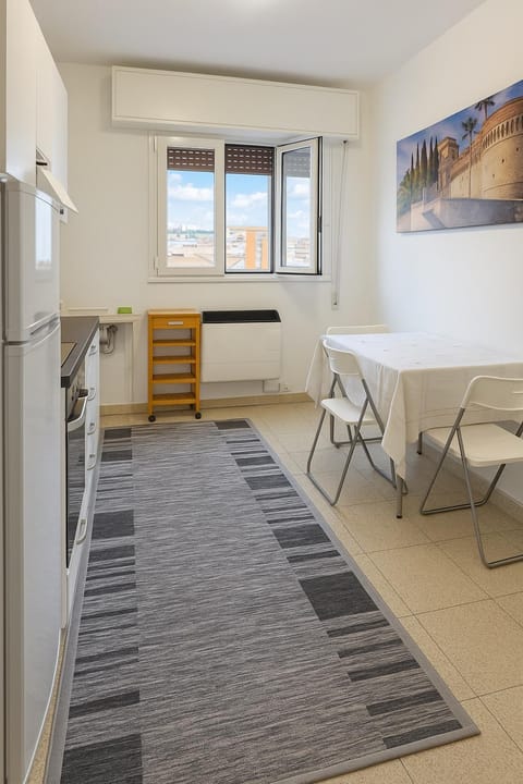 Kitchen or kitchenette, Living room, Seating area, Dining area, oven