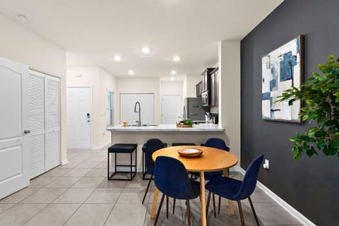 Restaurant/places to eat, Decorative detail, Dining area