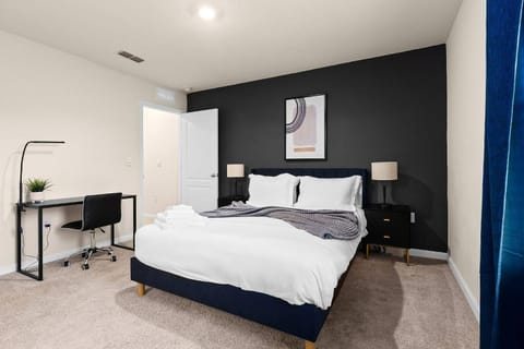 Bed, Photo of the whole room, Decorative detail, Bedroom