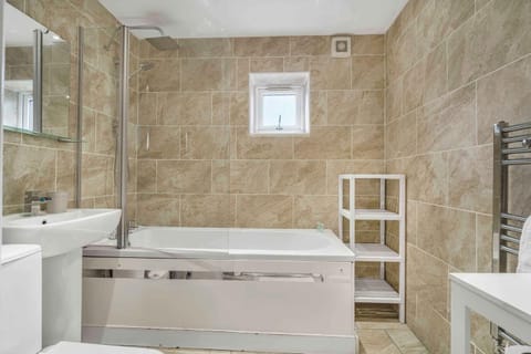 GuestReady - Charming Retreat in Trafford Bed and Breakfast in Stretford