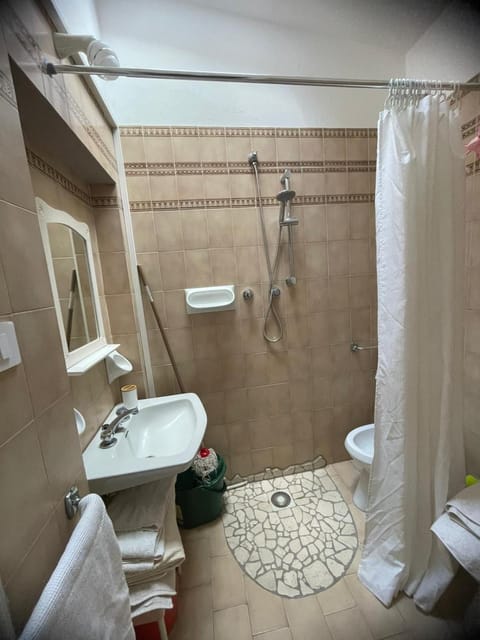 Shower, Toilet, Bathroom, bidet, towels