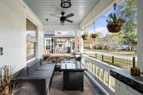 Patio, Facade/entrance, Decorative detail, Seating area