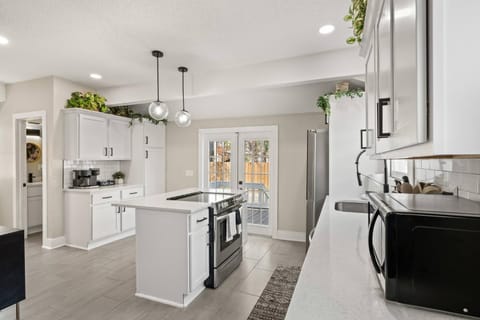 Balcony/Terrace, Kitchen or kitchenette, stove, kitchen