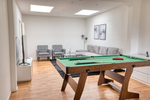 Communal lounge/ TV room, Billiard, Game Room, TV and multimedia, Living room, Seating area
