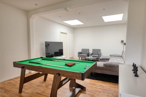 Communal lounge/ TV room, Billiard, Game Room, TV and multimedia, Living room, Seating area, Dining area, Evening entertainment
