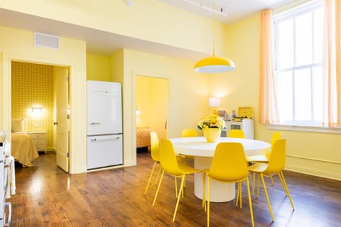 Kitchen or kitchenette, Dining area, minibar