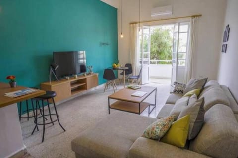 TV and multimedia, Balcony/Terrace, Living room, Seating area, air conditioner