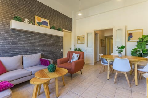 Living room, Decorative detail, Seating area, Dining area, air conditioner