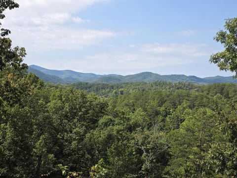 4BR Cabin with Deck - Sevierville Smoky Retreat Cabin in Pigeon Forge