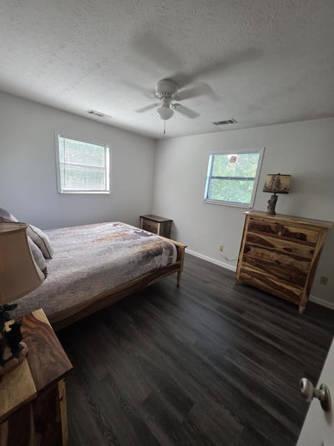 4BR Cabin with Deck - Sevierville Smoky Retreat Cabin in Pigeon Forge