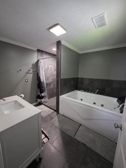 4BR Cabin with Deck - Sevierville Smoky Retreat Cabin in Pigeon Forge