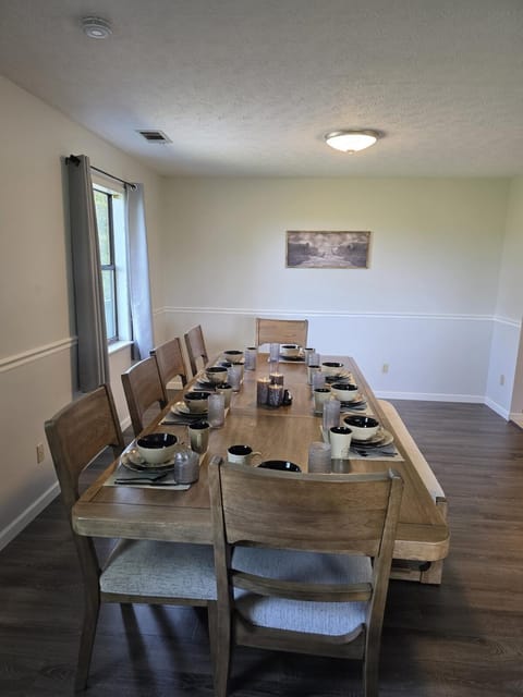 4BR Cabin with Deck - Sevierville Smoky Retreat Cabin in Pigeon Forge