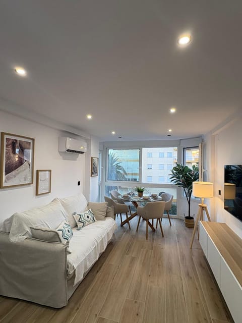 Bed, TV and multimedia, Living room, Seating area, Dining area, air conditioner
