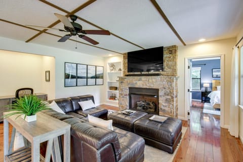 Dock and Hot Tub Tennessee River Cabin Getaway Cabin in Tennessee