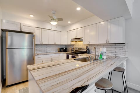 7 Mi to River District and Beach Fort Myers Retreat House in Cypress Lake