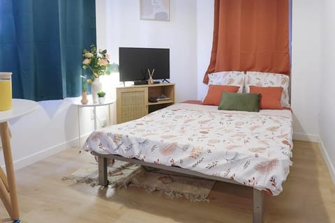 Bed, TV and multimedia, Photo of the whole room, Bedroom