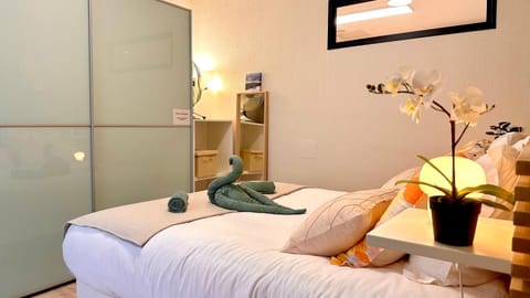 Bed, Photo of the whole room, Bedroom, wardrobe