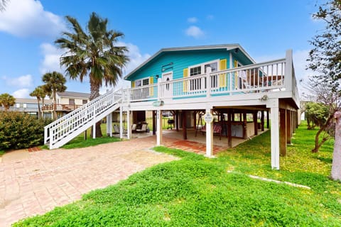 Haven Steps to Beach Firepit Pet Paradise House in Bolivar Peninsula