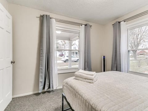 Cozy House Near Iowa State Fairgrounds! House in Des Moines