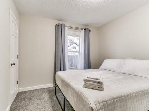 Cozy House Near Iowa State Fairgrounds! House in Des Moines