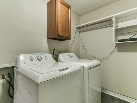 Cozy House Near Iowa State Fairgrounds! House in Des Moines