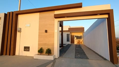 Facade/entrance