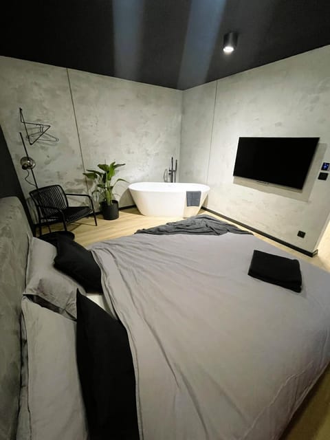 Bed, TV and multimedia, Photo of the whole room, Bath