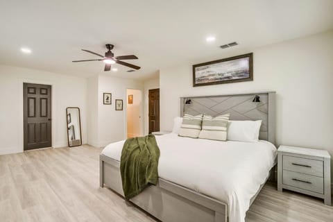 NEW The Round Up, 4BR, Walk to TSU, Downtown House in Stephenville