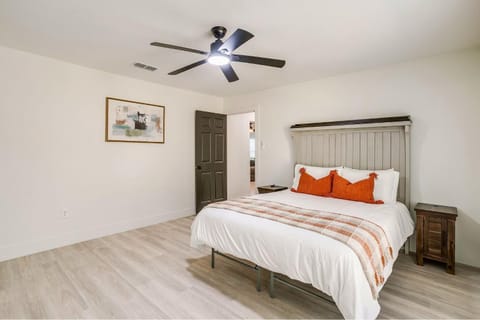 NEW The Round Up, 4BR, Walk to TSU, Downtown House in Stephenville