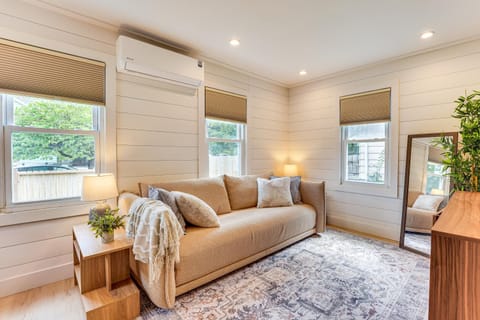 Pet Friendly Tiny Home with Deck Close to MSU House in Lansing