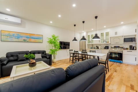 Communal lounge/ TV room, TV and multimedia, Living room, Dining area, oven, stove