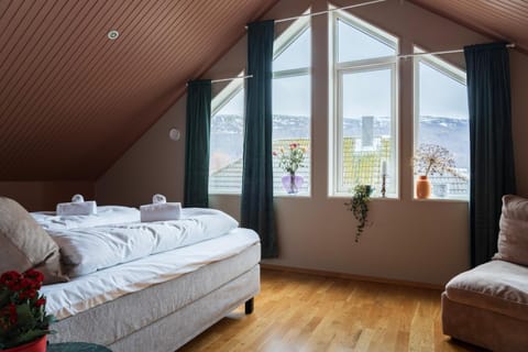 Bed, Bedroom, towels