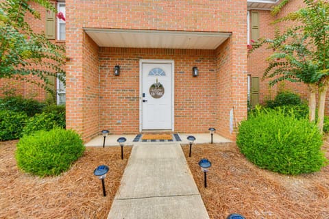 2 Mi to Tiger Territory! Condo with Community Pool Apartment in Auburn
