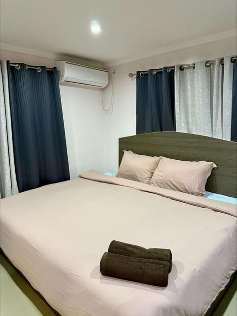 Bed, Photo of the whole room, Bedroom, towels, air conditioner